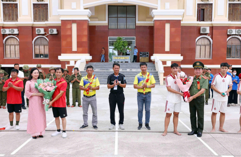 Chất lượng phong trào toàn dân bảo vệ ANTQ ở Nình Bình được nâng lên, đi vào chiều sâu -0