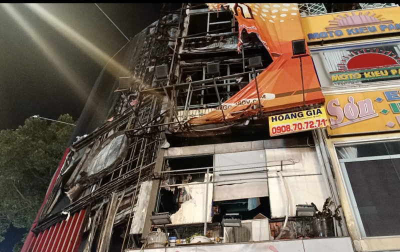 Cháy bảng quảng cáo rộng gần 50m2 lan sang 2 căn nhà 5 tầng -0
