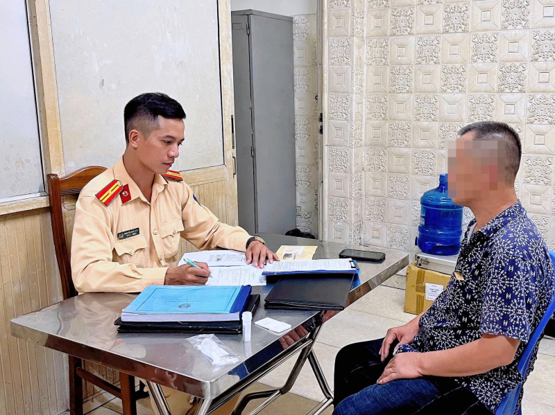 Lái xe kiểu ngông nghênh, tài xế xe tải bị CSGT phạt nặng -0