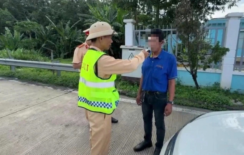 Chở 45 khách trên cao tốc, tài xế bị CSGT phát hiện nồng độ cồn kịch khung -0