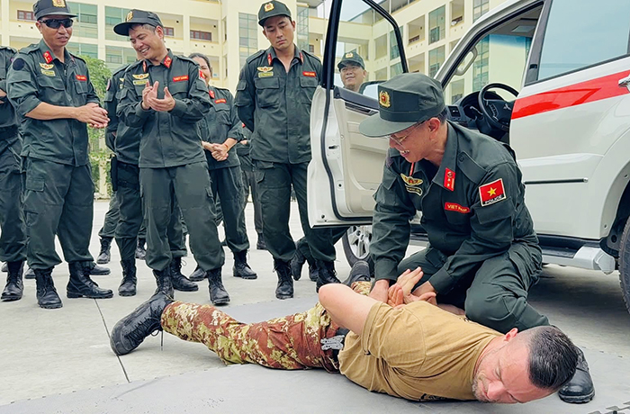 Cảnh sát gìn giữ hòa bình Việt Nam “vượt nắng, thắng mưa” tập luyện thực chiến của cùng chuyên gia Itali -0