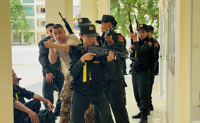 Cảnh sát gìn giữ hòa bình Việt Nam “vượt nắng, thắng mưa” tập luyện thực chiến của cùng chuyên gia Itali -0