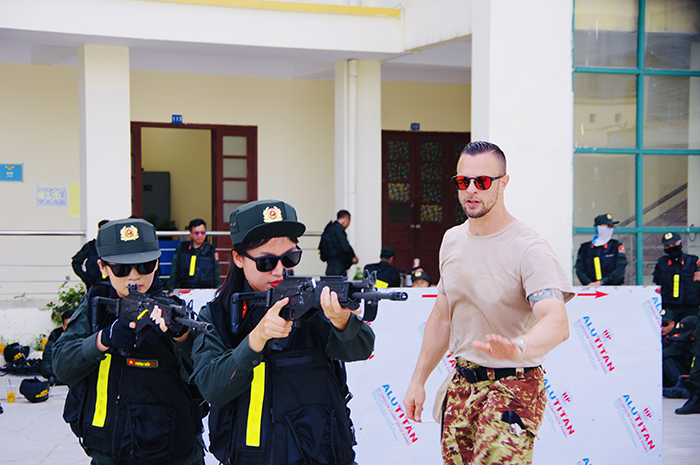 Cảnh sát gìn giữ hòa bình Việt Nam “vượt nắng, thắng mưa” tập luyện thực chiến của cùng chuyên gia Itali -0