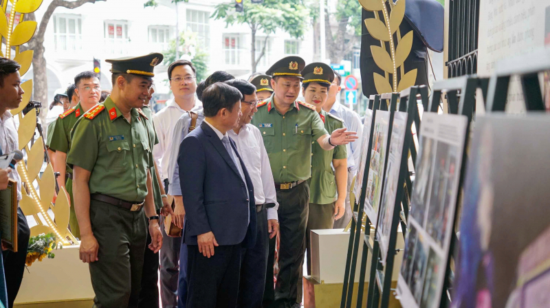 Trao giải cuộc thi ảnh “Hình tượng Người chiến sĩ Công an Thủ đô bản lĩnh, nhân văn, vì nhân dân phục vụ” -0