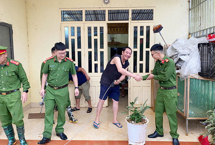 Công an phường Sa Pa giúp dân khắc phục hậu quả mưa lũ -1