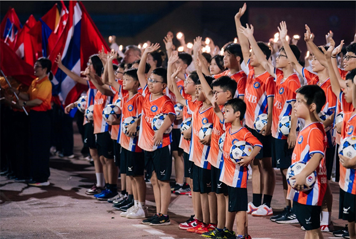 Câu chuyện phía sau đêm khai mạc giải bóng đá rực rỡ -0