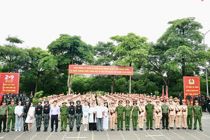 Học viện CSND tặng quà cho cán bộ, học viên các trường CAND tham gia khối diễu binh, diễu hành -0