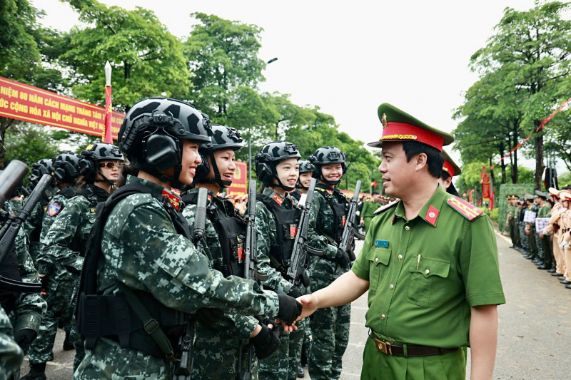 Học viện CSND tặng quà cho cán bộ, học viên các trường CAND tham gia khối diễu binh, diễu hành -0