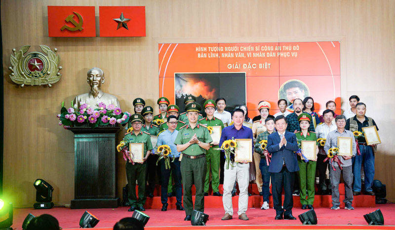 Trao giải cuộc thi ảnh “Hình tượng Người chiến sĩ Công an Thủ đô bản lĩnh, nhân văn, vì nhân dân phục vụ” -0
