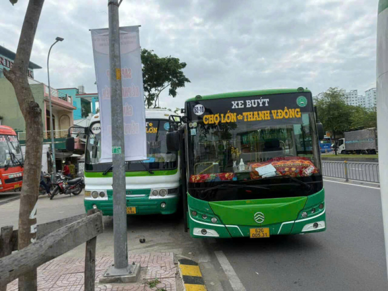 Xác minh, xử lý tài xế 2 xe buýt tranh giành khách ép nhau lao lên vỉa hè trên quốc lộ 1 -0