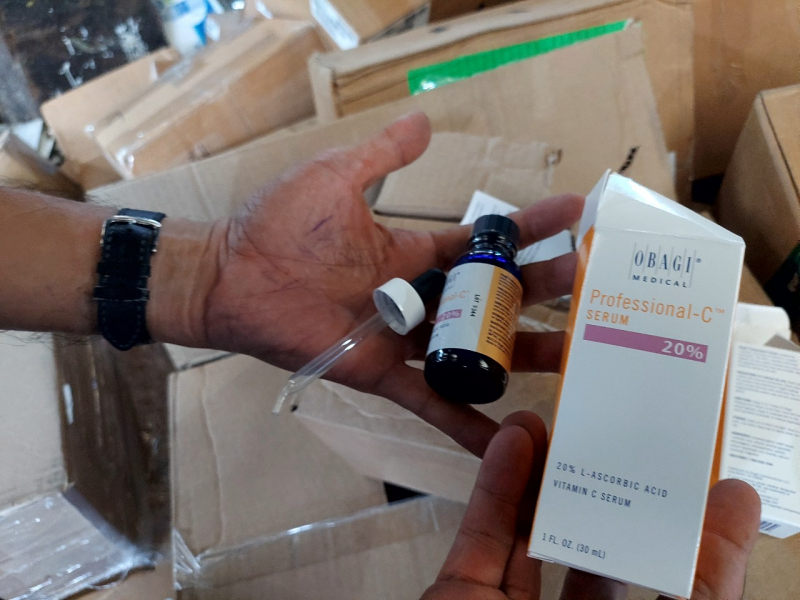 Dù đã bị rút số công bố sản phẩm, nhiều mỹ phẩm vẫn bán đầy rẫy trên thị trường -0