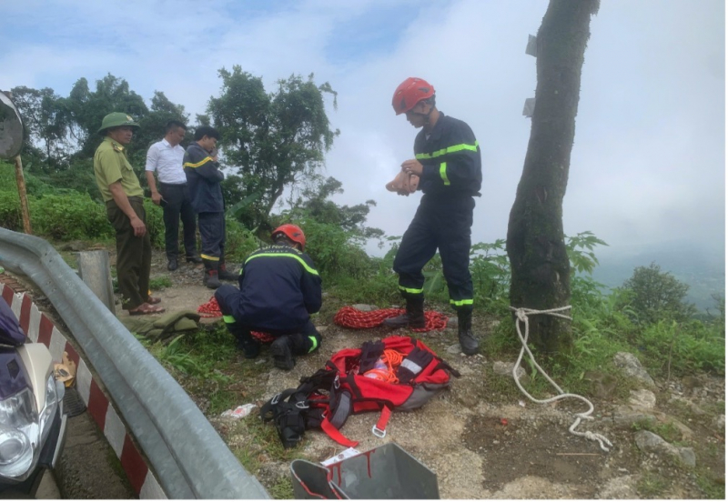 Cảnh sát PCCC và CNCH Công an thành phố kịp thời tổ chức cứu nạn 2 người đi xe máy mất lái rơi xuống vực -0