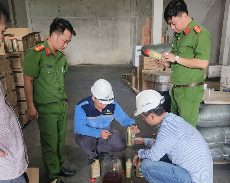 Phát hiện nhiều sản phẩm nghi hàng lậu, hàng giả tại kho hàng Minh Khang -0