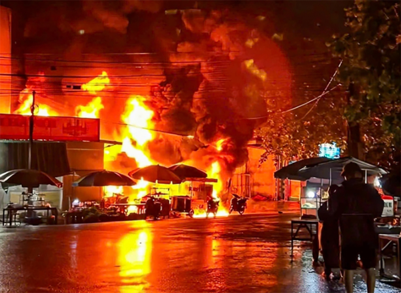 Cháy cây xăng ở Bắc Ninh, lửa ngùn ngụt gần khu dân cư -0