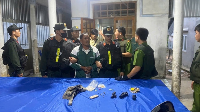 Khống chế đối tượng cố thủ, bắn Trung tá Công an bị thương -0
