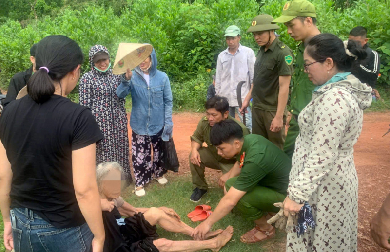 Công an xã xuyên đêm tìm kiếm cụ bà đi lạc trong rừng -0