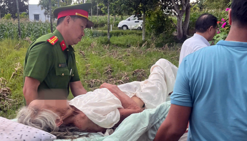 Công an xã xuyên đêm tìm kiếm cụ bà đi lạc trong rừng -0
