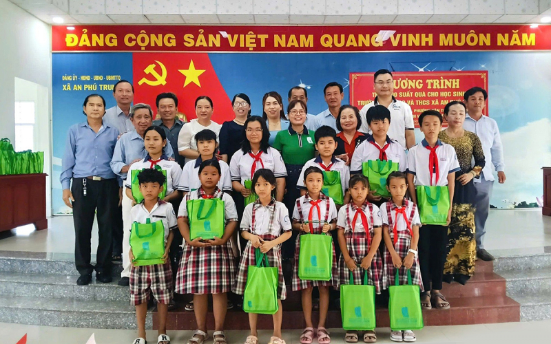 Giáo dục Phương Nam đồng hành sẻ chia với học sinh nghèo -0