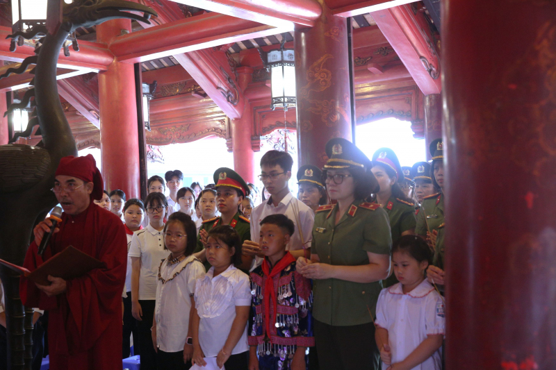 168 con đỡ đầu, con cán bộ, chiến sĩ CAND xuất sắc báo công tại Văn Miếu – Quốc Tử Giám -0