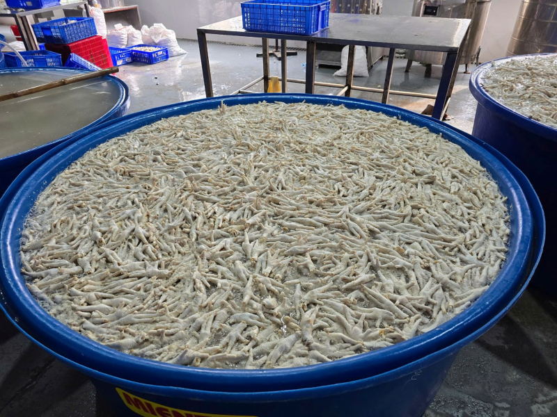 Tạm giữ hơn 13 tấn chân gà ngâm hoá chất -0