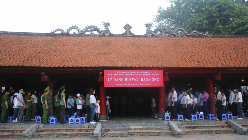 168 con đỡ đầu, con cán bộ, chiến sĩ CAND xuất sắc báo công tại Văn Miếu – Quốc Tử Giám -0