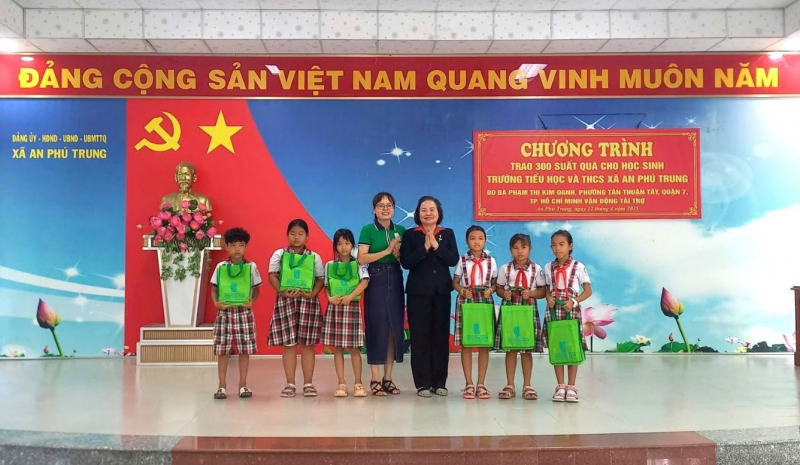 Giáo dục Phương Nam đồng hành sẻ chia với học sinh nghèo -0