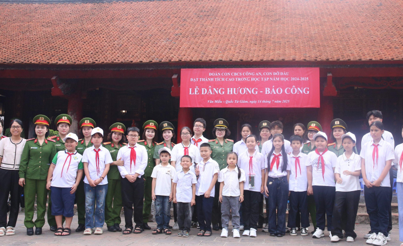 168 con đỡ đầu, con cán bộ, chiến sĩ CAND xuất sắc báo công tại Văn Miếu – Quốc Tử Giám -0