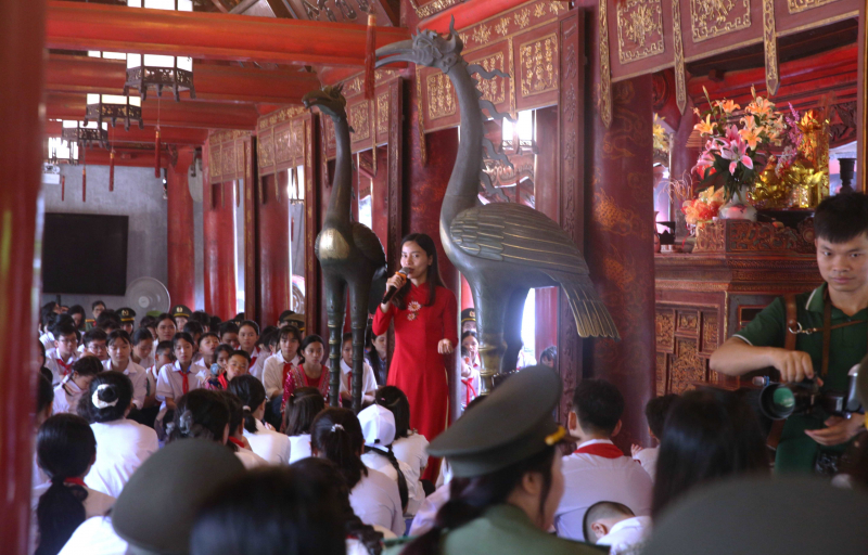 168 con đỡ đầu, con cán bộ, chiến sĩ CAND xuất sắc báo công tại Văn Miếu – Quốc Tử Giám -0