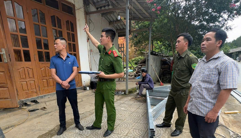 Tuyên truyền, nhắc nhở các hộ dân có nguy cơ bị ảnh hưởng do sạt lở -2