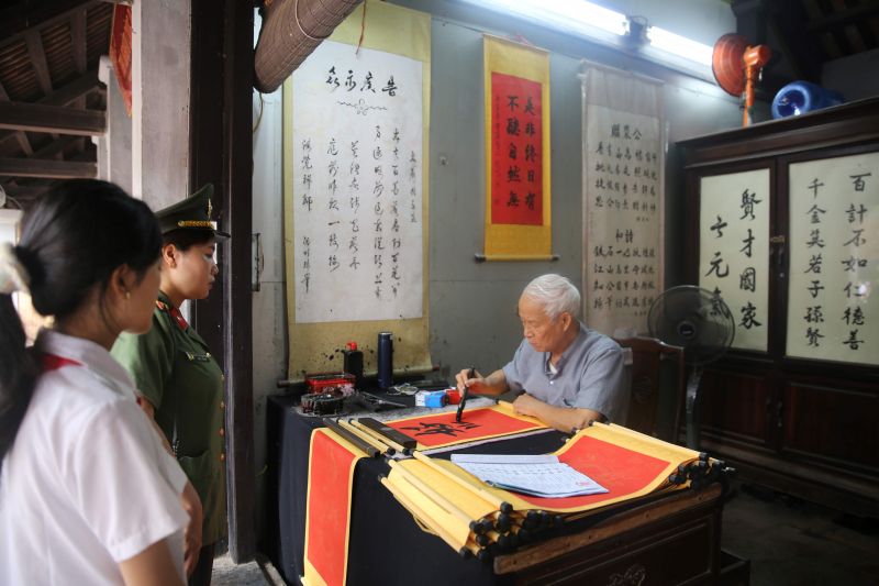 168 con đỡ đầu, con cán bộ, chiến sĩ CAND xuất sắc báo công tại Văn Miếu – Quốc Tử Giám -2