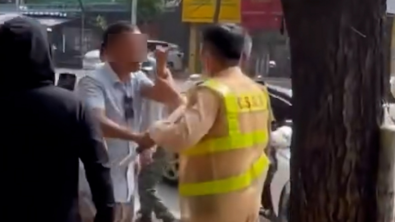 Đi xe máy vượt đèn đỏ, người đàn ông tấn CSGT -0