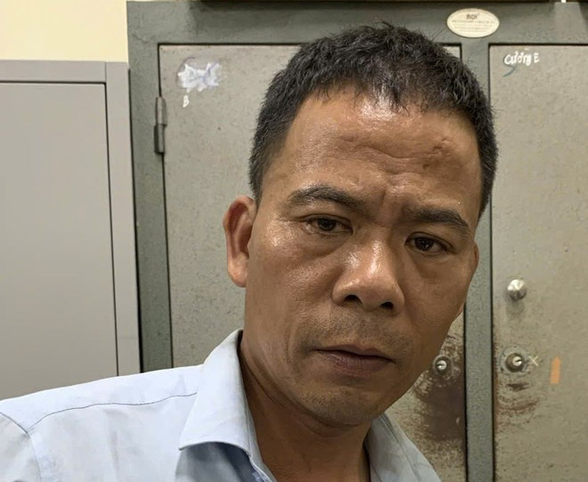 Đi xe máy vượt đèn đỏ, người đàn ông tấn CSGT -0