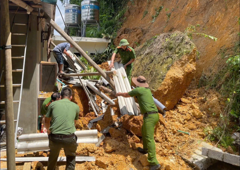 ảnh 1. cán bộ công an xã hữu lũng hỗ trợ người dân di chuyển đồ đạc khỏi khu vực sạt lở.jpg -0