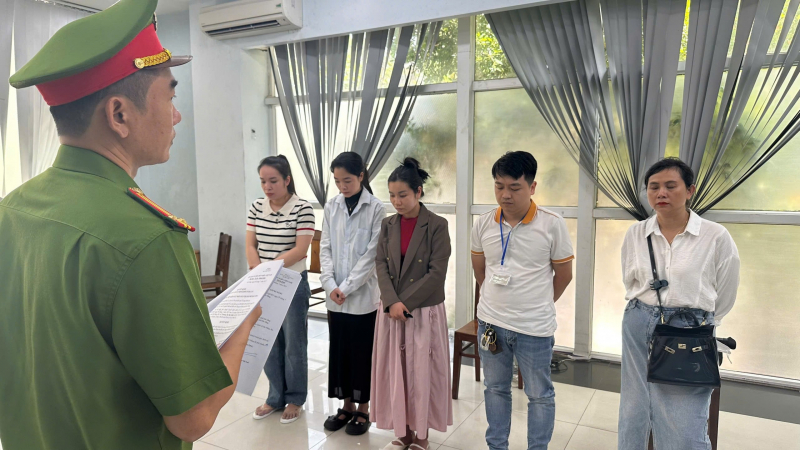 Khởi tố vụ án sử dụng bác sĩ dỏm, vẽ bệnh moi tiền bệnh nhân trên bàn mổ -0
