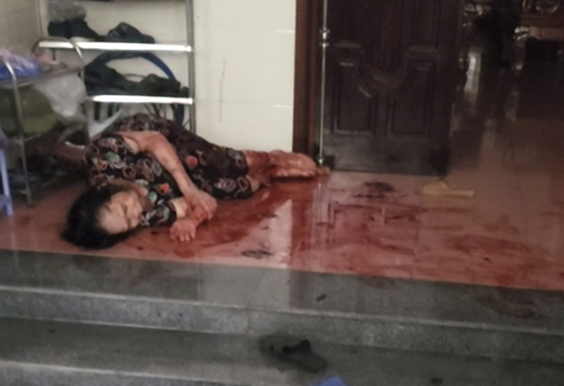 Vụ chồng dùng dao chém vợ nhiều nhát, cảnh sát phá cửa khống chế đối tượng, kịp thời đưa nạn nhân đi cấp cứu -0