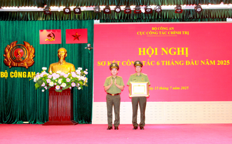 Phát huy vai trò của công tác chính trị -0