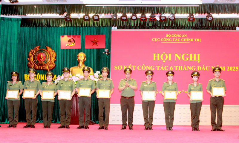 Phát huy vai trò của công tác chính trị -1