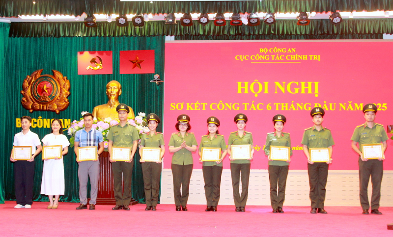 Phát huy vai trò của công tác chính trị -2