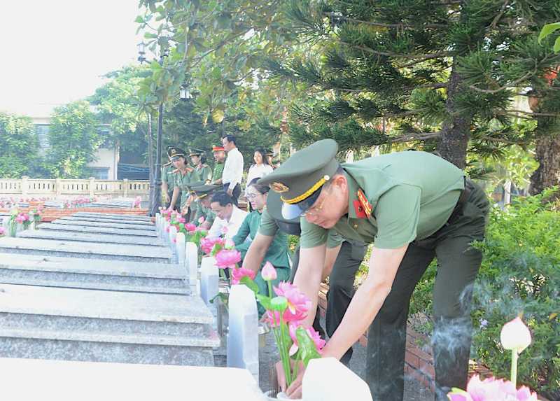 Công an Đà Nẵng khánh thành, bàn giao công trình “Hoa dâng mộ liệt sĩ” -0