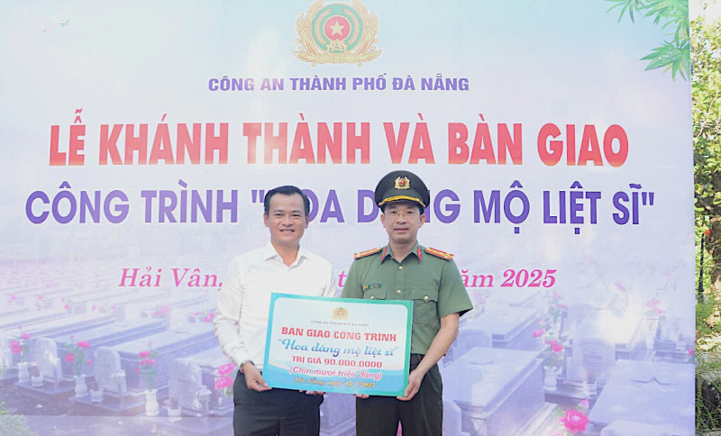 Công an Đà Nẵng khánh thành, bàn giao công trình “Hoa dâng mộ liệt sĩ” -0