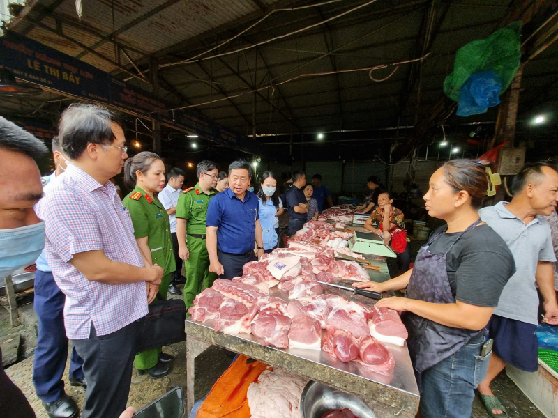 Khẩn trương giải tỏa chợ tạm Phùng Khoang sau vụ lợn chết, lợn bệnh -0