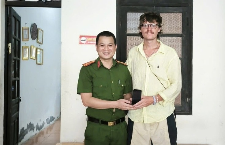 Nhận lại tài sản thất lạc, du khách Anh viết thư cảm ơn Công an xã -0
