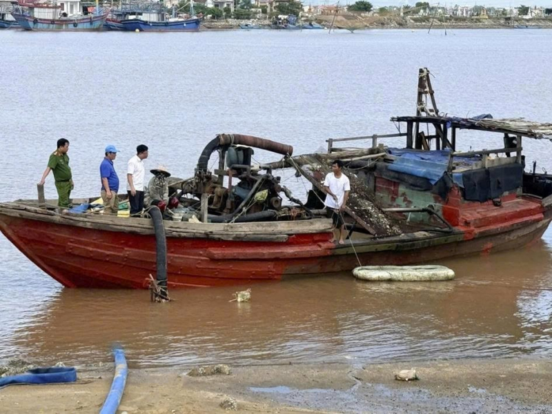  Tạm giữ gần 1.400m³ cát từ việc phát hiện thuyền khai thác cát trái phép trên sông -0