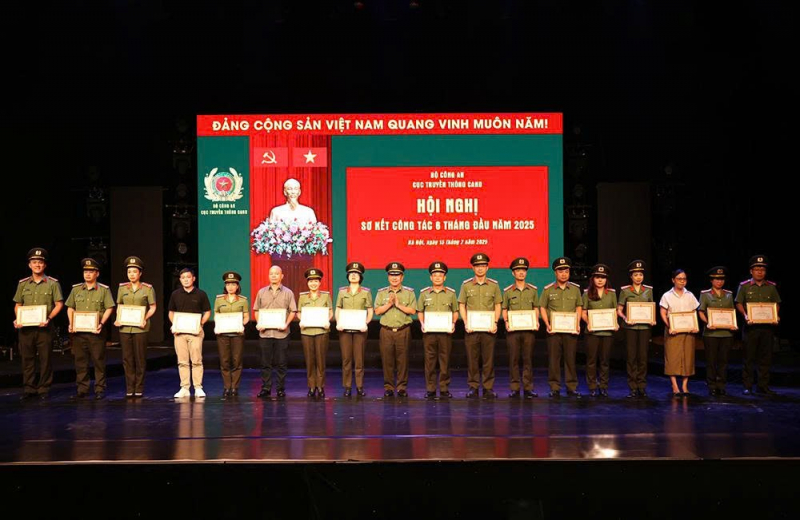 Nhiều phóng viên của Cục Truyền thông CAND lăn xả hiện trường đưa tin kịp thời, không kể hiểm nguy -0