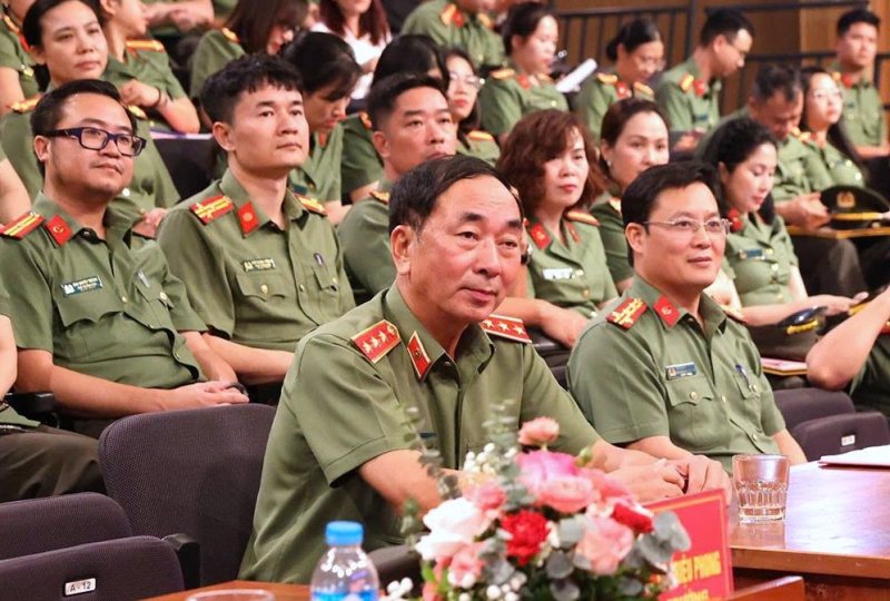 Nhiều phóng viên của Cục Truyền thông CAND lăn xả hiện trường đưa tin kịp thời, không kể hiểm nguy -1