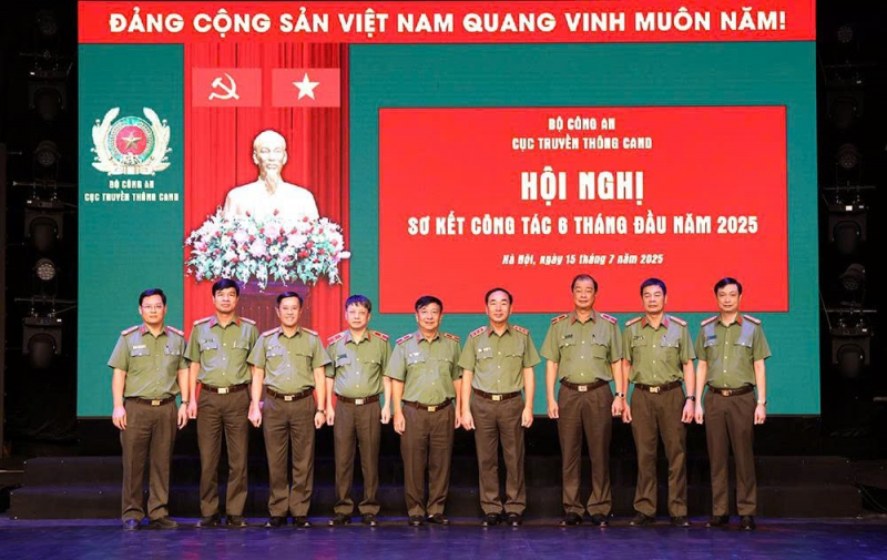 Nhiều phóng viên của Cục Truyền thông CAND lăn xả hiện trường đưa tin kịp thời, không kể hiểm nguy -0
