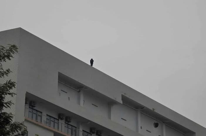 Công an phường Kim Liên phối hợp các lực lượng giải cứu cháu gái định tự tử tại bệnh viện -0