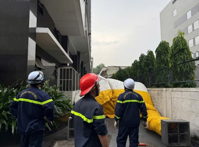 Công an phường Kim Liên phối hợp các lực lượng giải cứu cháu gái định tự tử tại bệnh viện -0