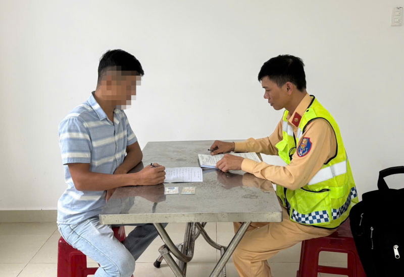 Người dân “mách” CSGT tài xế vừa lái xe vừa buôn điện thoại -0
