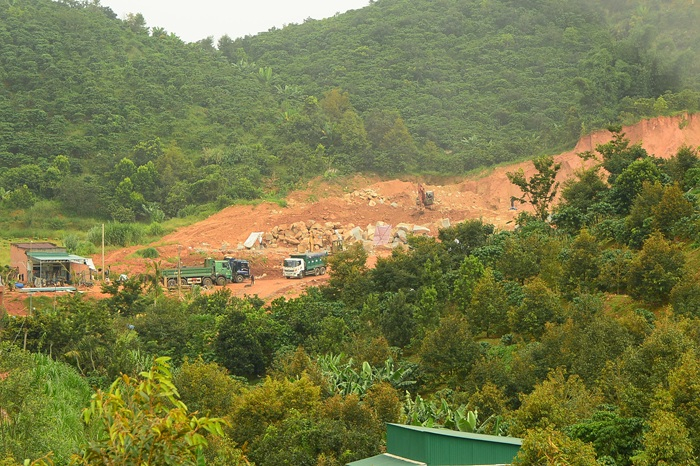 Mỏ đá không phép ngang nhiên hoạt động -0